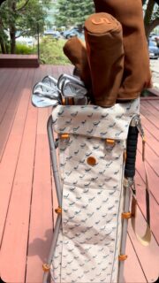 【フラスコボトム】
バッグにポケットは付いておりますが細身のカッコ良さを保つには極力お荷物は少な目をお勧めします😊

※ナローサイズはECサイトに掲載しております
カテゴリーのキャディバッグからご覧いただけます

#代官山ゴルフ倶楽部 #キャディバッグ #ヘッドカバー 
#ゴルフバッグ #labgolf正規販売店